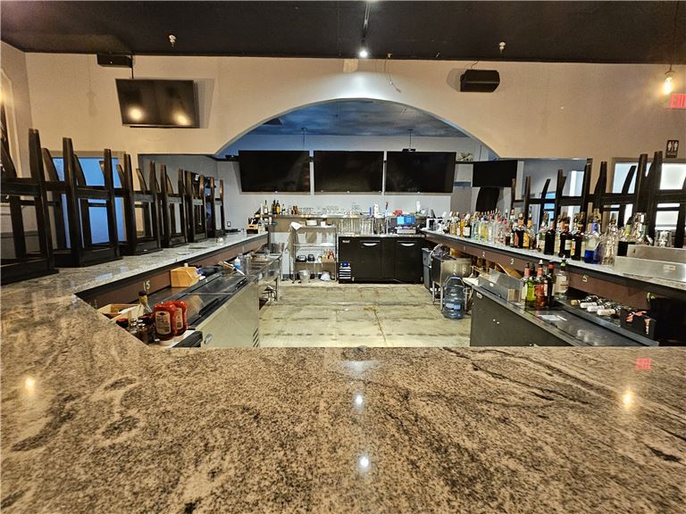 Restaurant with restaurant liquor permit For Sale in Lake County